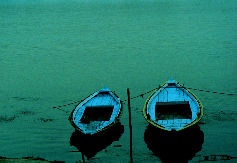 12_boat.color.varansi.benares.india.jpg